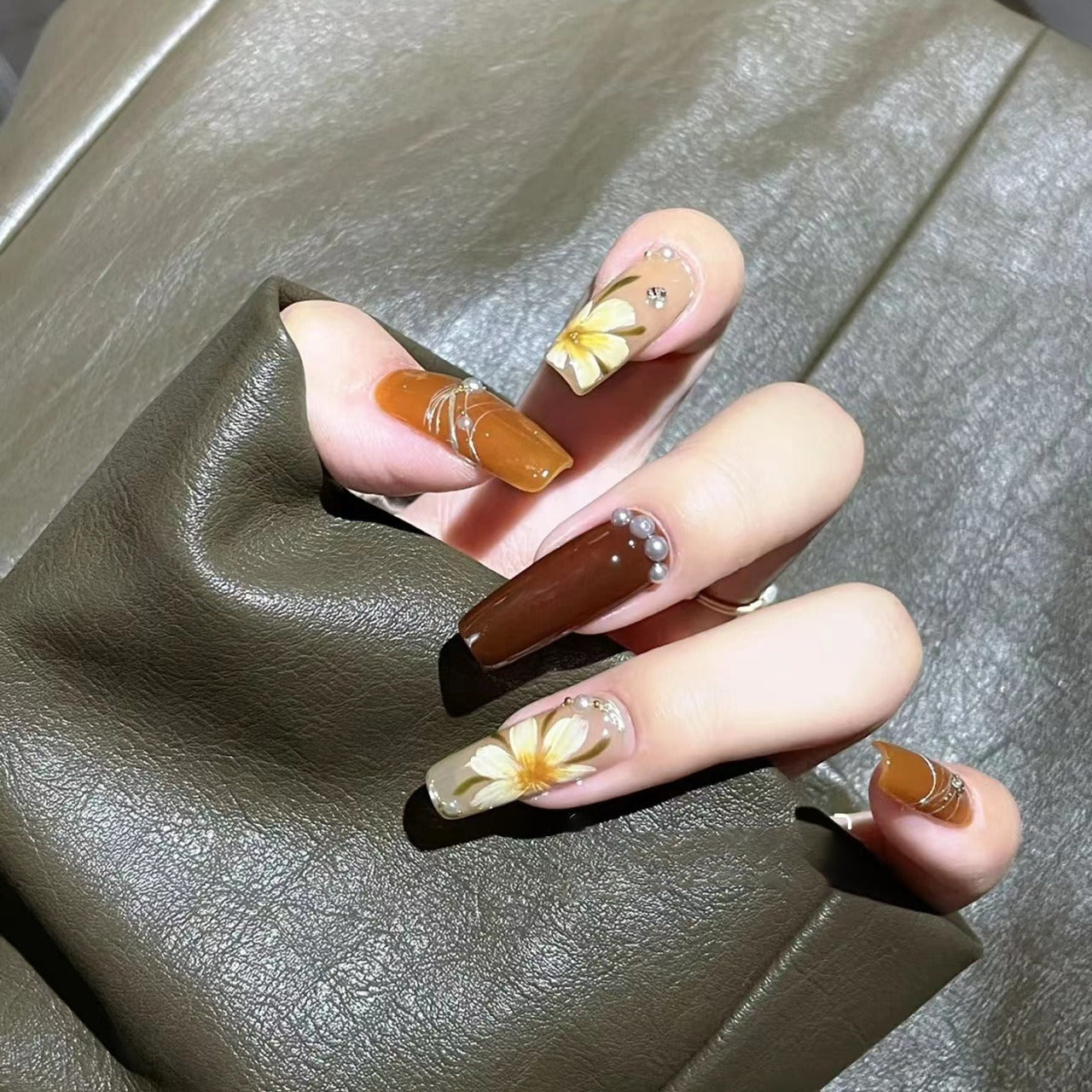 Wearable manicure pure handmade manicure finished fake nail patch autumn and winter caramel color hand-painted camellia light lu